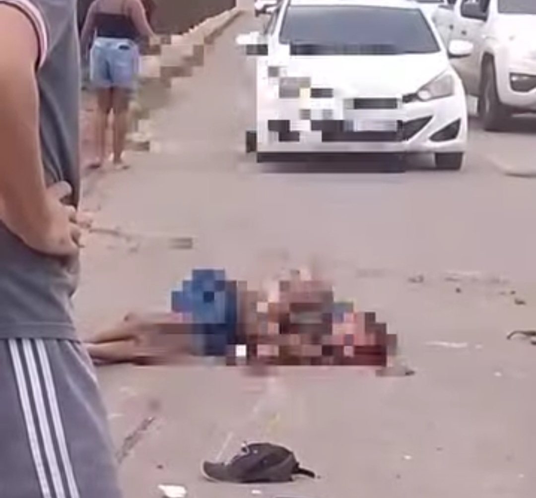 Jovem tem cabeça estourade e cérebro fica espalhado na BR-317 após acidente entre moto e caminhão