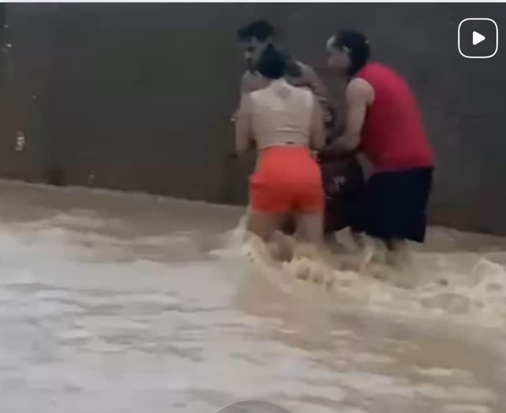 Vídeo de idosa sendo ajudada a passar por rua inundada em bairro de Rio Branco chama atenção