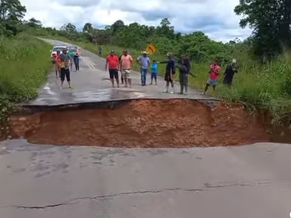 Urgente: BR-364 aparta próximo à Tarauacá e deixa região do Juruá isolada via terrestre