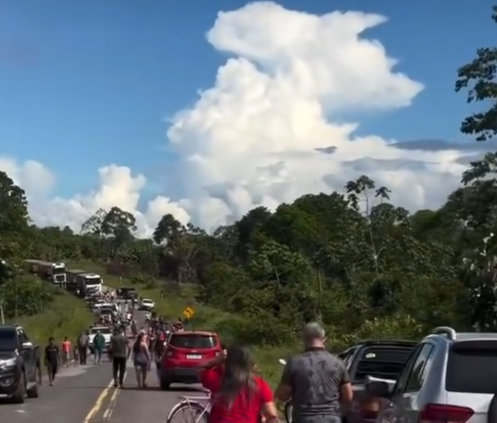 Após rompimento da BR-364 entre Feijó e Tarauacá, congestionamentos se formam nos dois sentidos