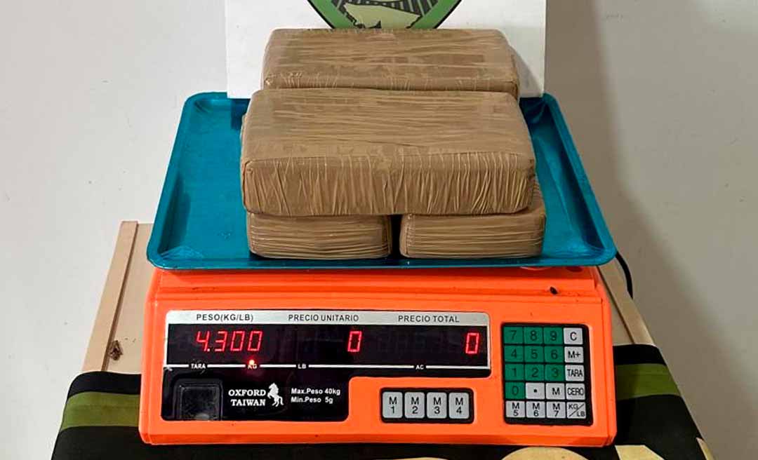 Gefron apreende cocaína avaliada em R$ 129 mil e prende mulher por tráfico de drogas, no Quinari