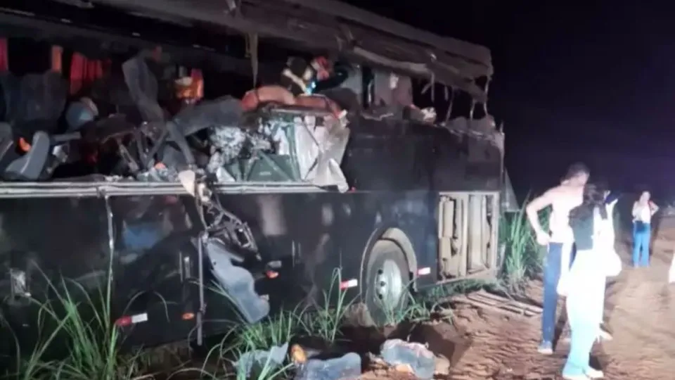 Tragédia: acidente entre ônibus e caminhão deixa  pelo menos 12 mortos e 11 feridos, em SP
