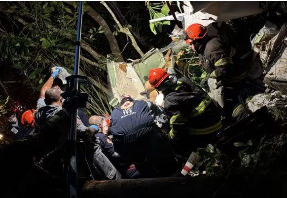 Avião de pequeno porte cai dentro de aldeia indígena; há vítimas