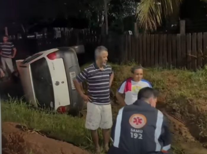 Mulher atropela marido e amante após flagrá-los juntos em motocicleta, tomba carro e foge