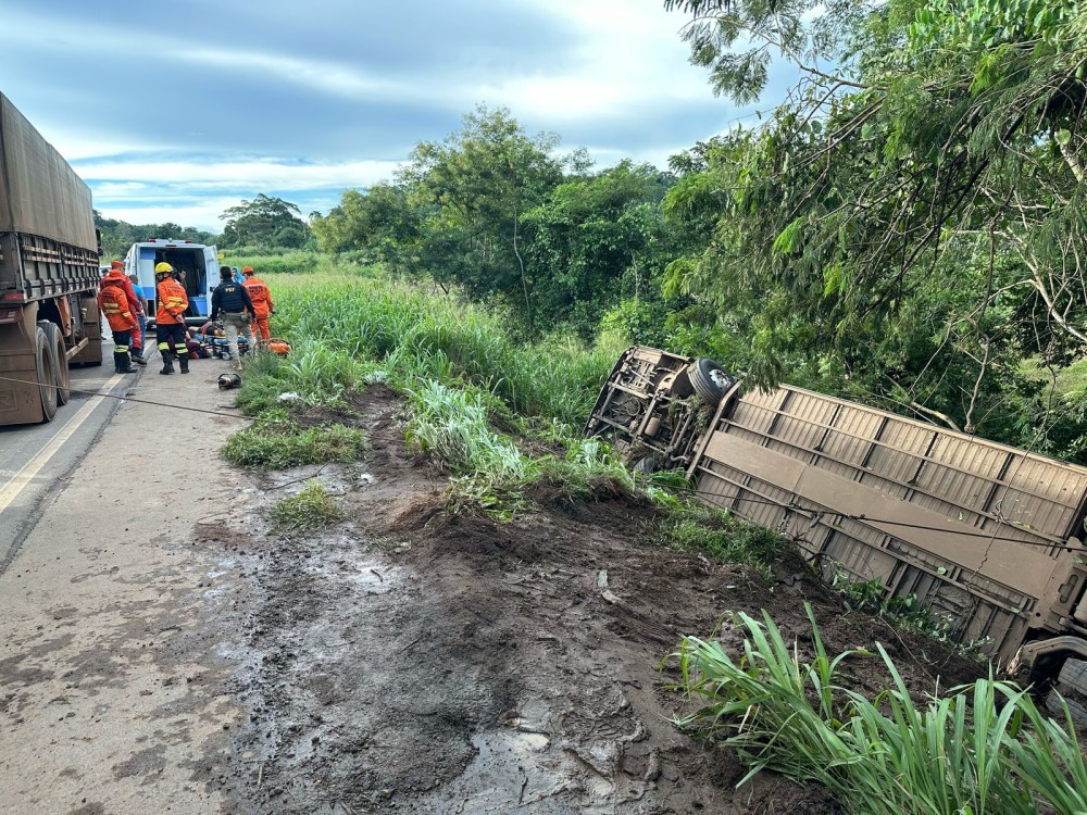 Ônibus tomba na BR-364 próximo à ‘Curva da Morte’; duas pessoas ficam gravemente feridas
