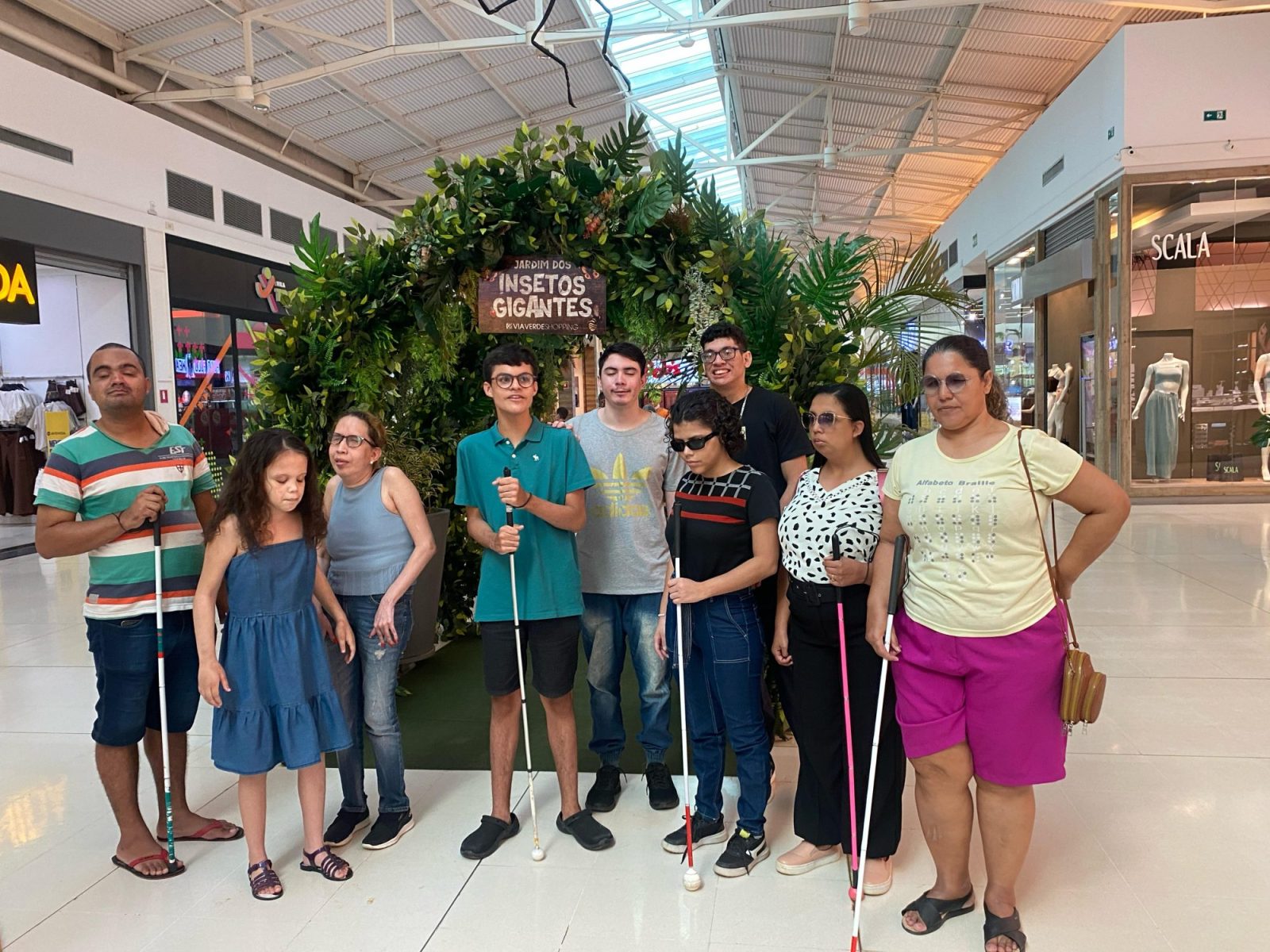 Alunos com deficiência visual vivenciam atividade sensorial em ação no Via Verde Shopping
