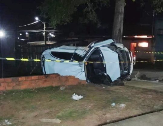 Motorista fica ferido após capotar carro e colidir com árvore na Estrada do Calafate, em Rio Branco