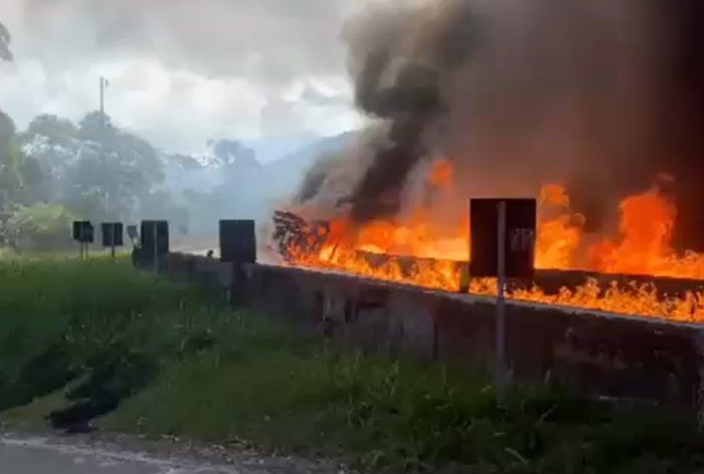 Carreta carregada com combustível explode após tombar na BR-101 e deixa cenário de destruição