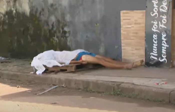 Homem é assassinado a facadas enquanto dormia em calçada no bairro Bahia Nova, em Rio Branco