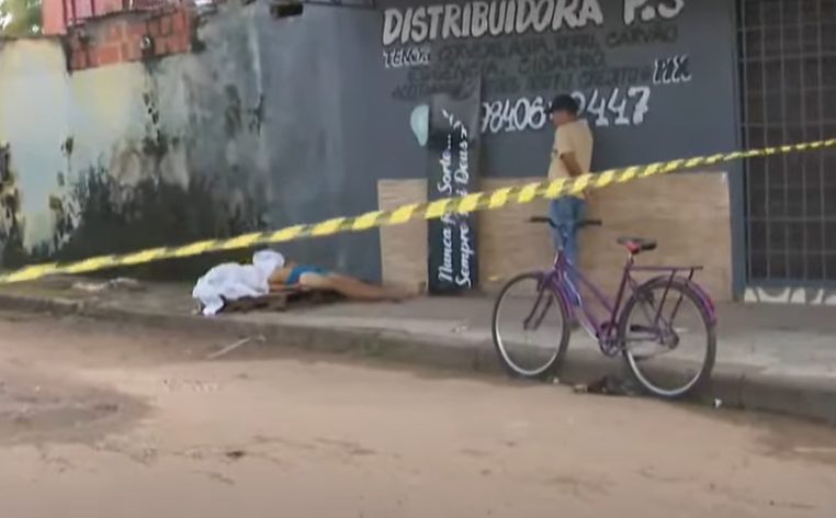 Em silêncio e devastado, pai vela corpo do filho morto a facadas na calçada do bairro Bahia Nova