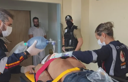 Rio Branco: ladrão é espancado violentamente por populares após assaltar mulher e fica entre a vida e a morte