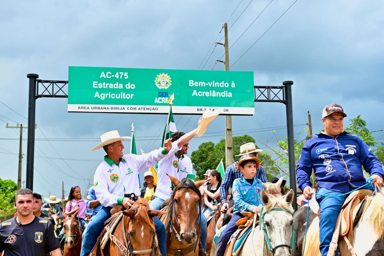 Acrelândia comemora 33 anos com cavalgada mostrando a força do município e presença do governador Gladson