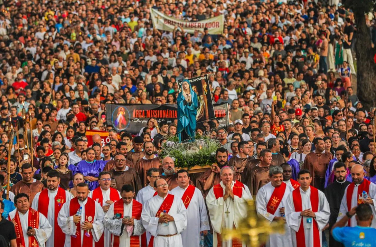 Mais de 5 mil acreanos assistem à tortura e morte de Jesus em encenação: espetáculo de fé ou culto à violência?