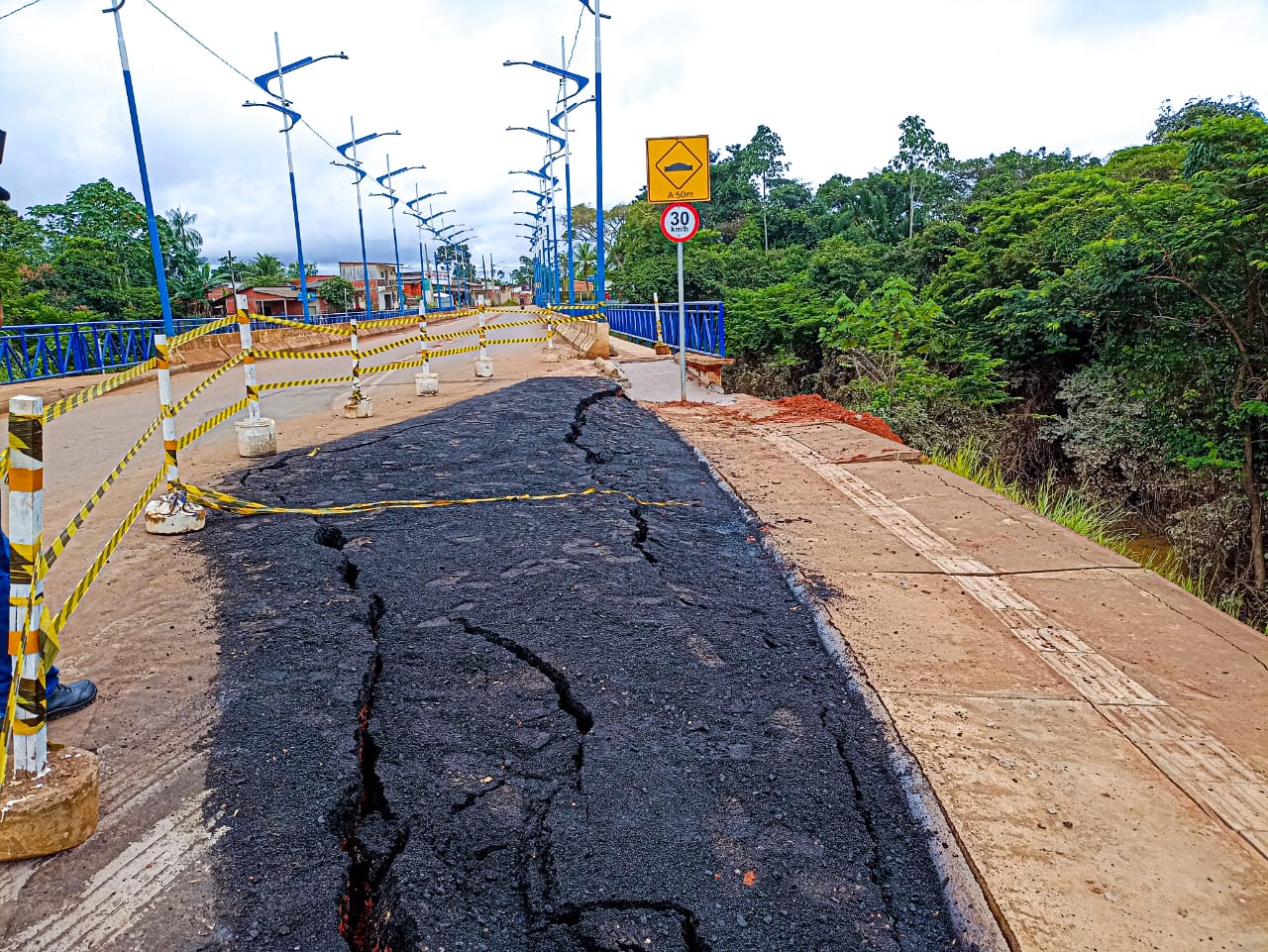 Prefeitura de Rio Branco monitora e atua para conter deslizamento na cabeceira da ponte do Judia