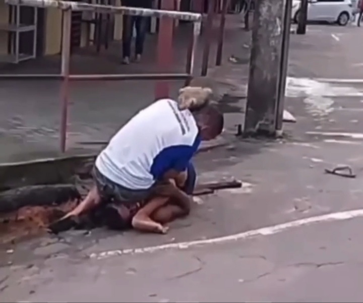 No Acre, vídeo mostra homem espancando morador de rua acusado de estuprar sua filha