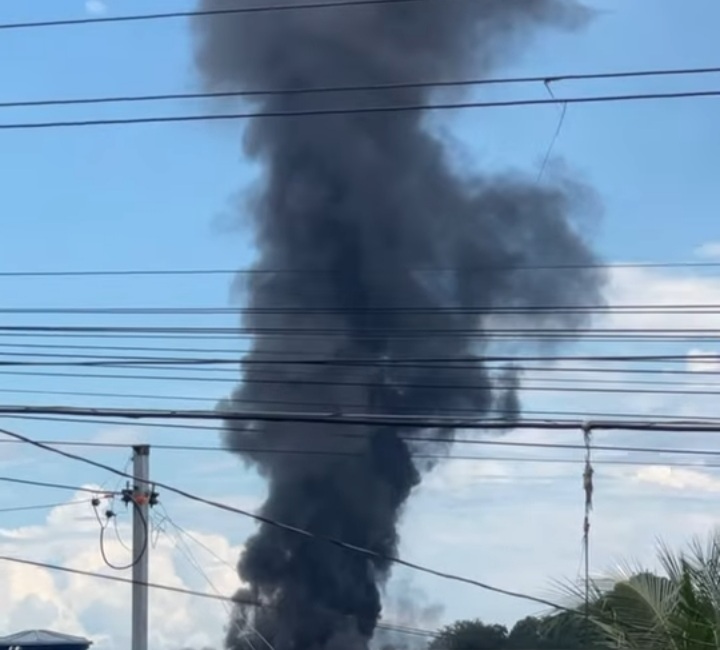 Chamas consomem estabelecimento em Cruzeiro do Sul; prédio abrigava concessionária de carros