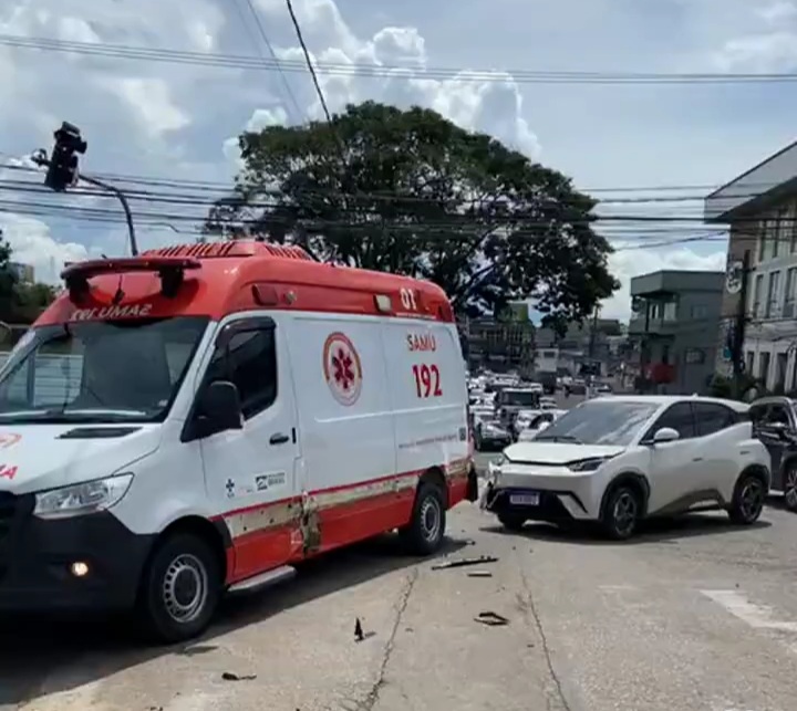 Ambulância do Samu é atingida por carro em cruzamento enquanto seguia para atender emergência