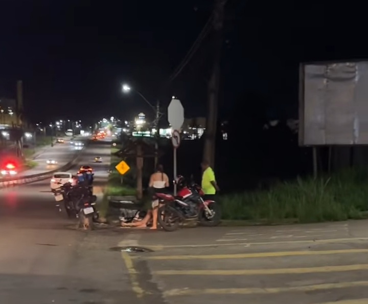 Buraco na Via Verde causa novo acidente e motociclista fica ferido; DNIT é cobrado pela negligência