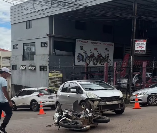 Carro invade preferencial em cruzamento e causa acidente com motocicleta, deixando condutora ferida