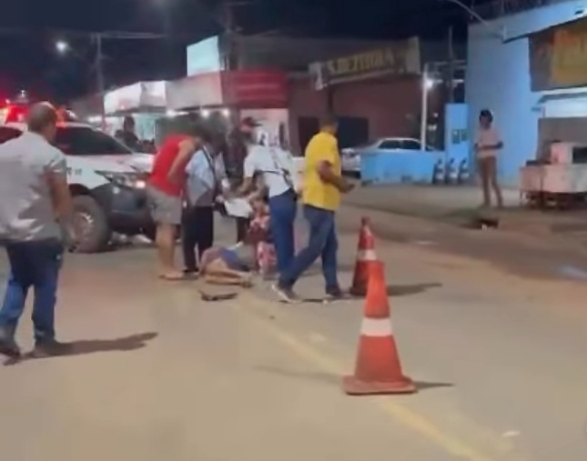 Mulher sofre fratura no fêmur ao ser atropelada por moto após sair da Igreja Universal, no Calafate