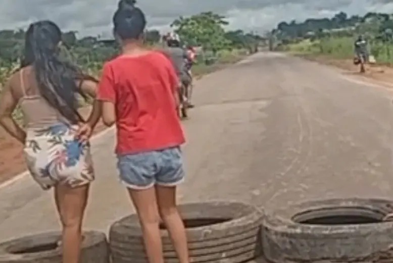 Invasores de terra bloqueiam BR-364 e interditam rodovia nos dois sentidos em Sena Madureira