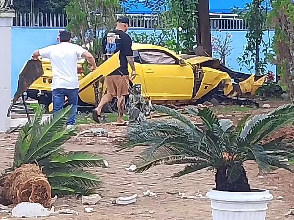 Capela da Aeronáutica é destruída por Camaro desgovernado e polícia investiga sumiço de motorista