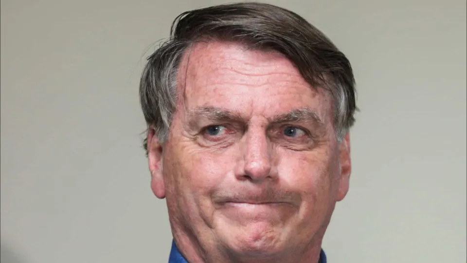 67% dos brasileiros acham que Bolsonaro deveria parar de iludir apoiadores com candidatura, diz pesquisa
