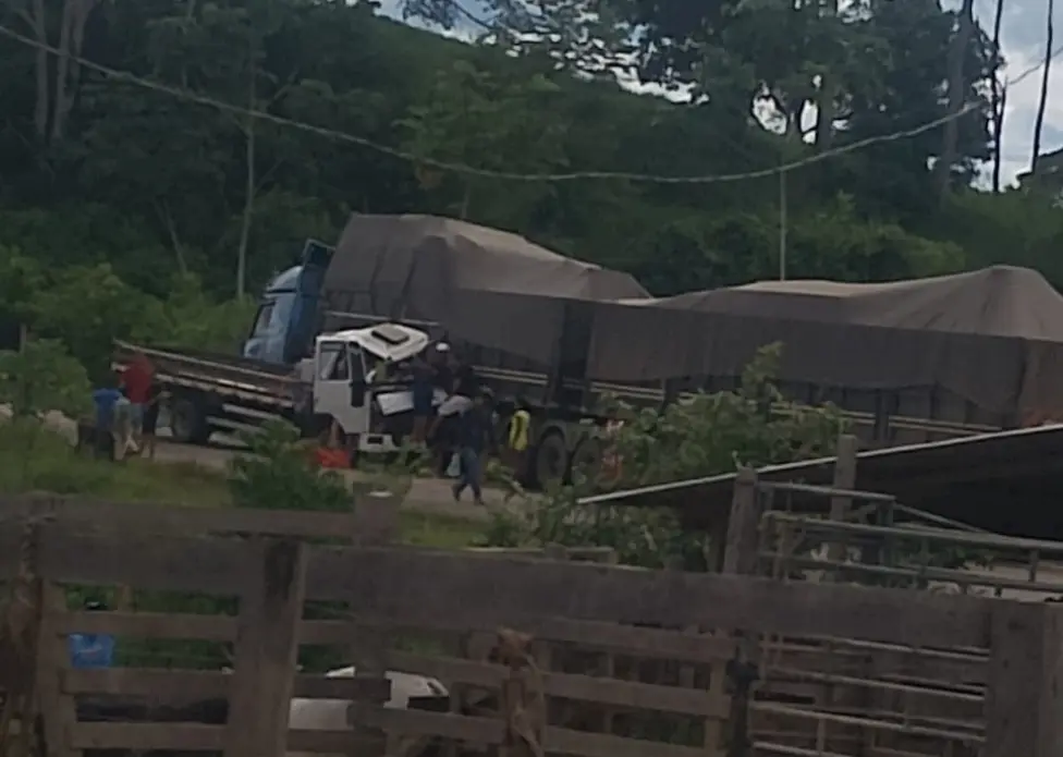 Acidente grave entre caminhão da Secretaria de Agricultura e carreta deixa motorista ferido na BR-364, em Tarauacá
