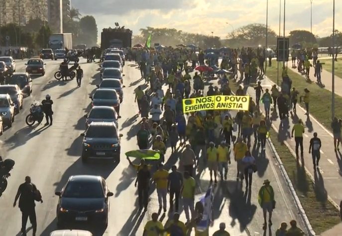 Bolsonaro tenta pressionar por anistia, mas ato em Brasília reúne apenas 4 mil bolsonaristas