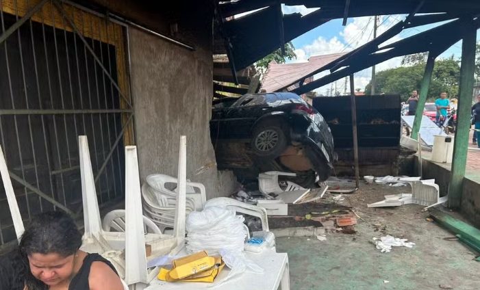 Motorista que invadiu churrascaria após beber e usar cocaína é liberado na audiência de custódia e usará tornozeleira eletrônica