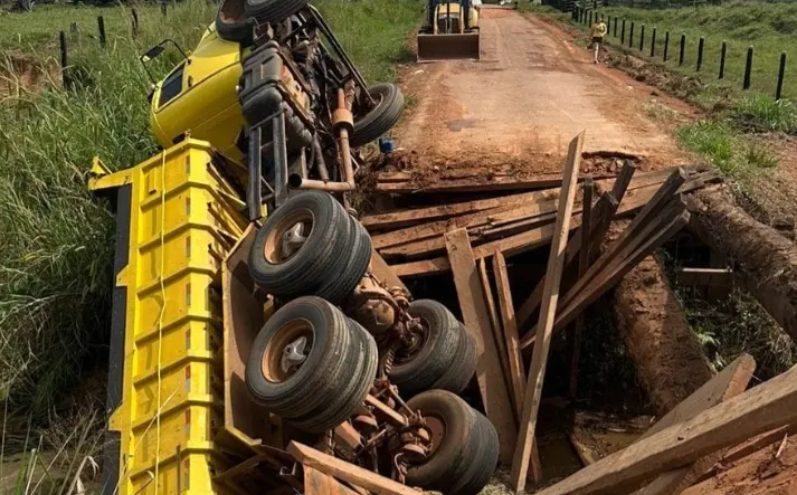 Caminhão caçamba despenca de ponte de madeira que desabou em ramal de Plácido de Castro