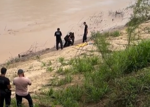 Homem com passagem por assalto é encontrado morto na margem do Rio Acre; pedra estava amarrada ao corpo
