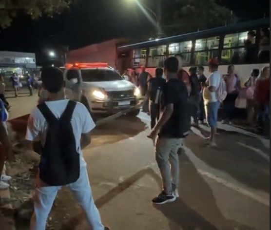 Mais um ônibus sucateado da Ricco quebra, passageiros se revoltam e fecham a Ponte Metálica