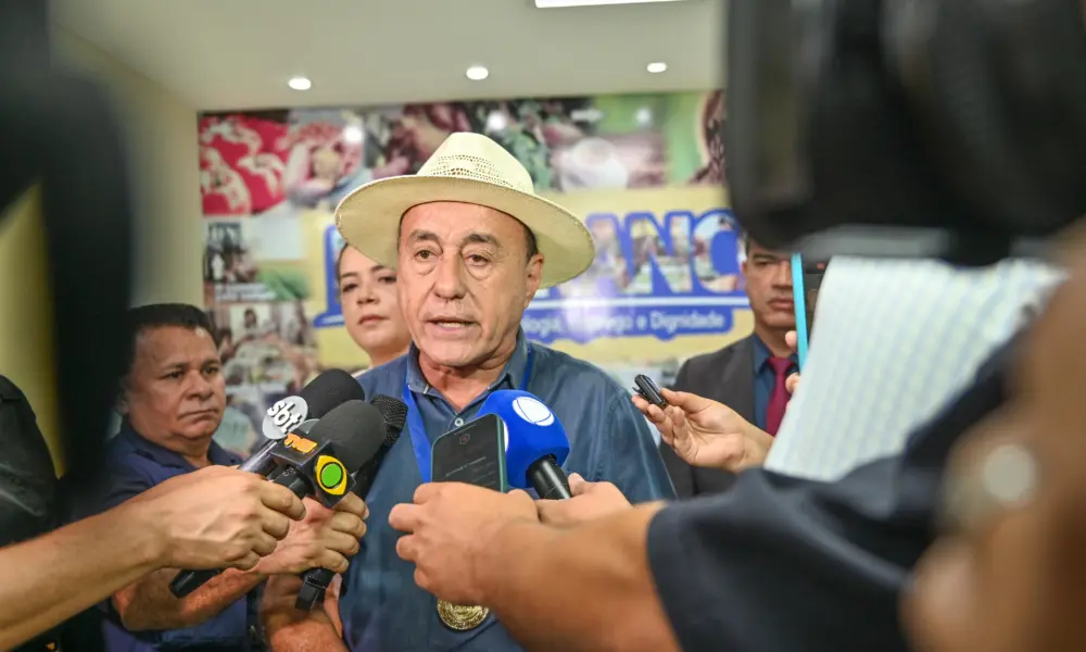 Após nomear esposa e elevar salários de secretários, Bocalom justifica falta de verba para dar reajuste aos professores
