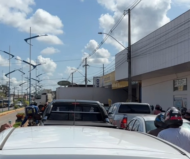 Caminhão baú trava o trânsito na Via Chico Mendes ao ficar atravessado durante manobra