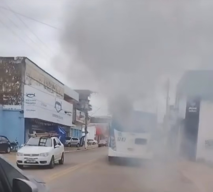 Ônibus velho da Ricco solta fumaça e compromete visibilidade em avenida movimentada de Rio Branco