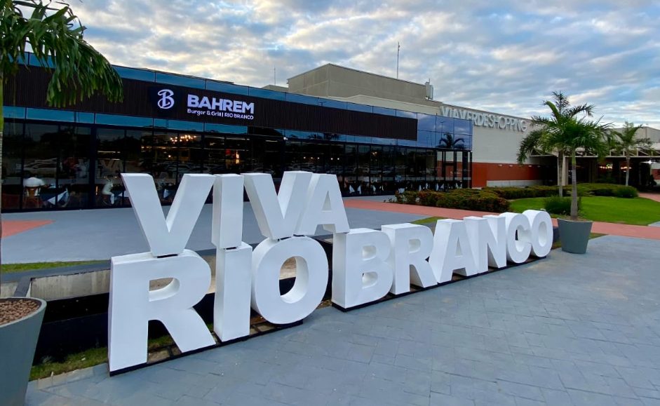 Campanha “Líquida Tudo” do Via Verde Shopping faz promoção de bazar com influenciadoras acreanas