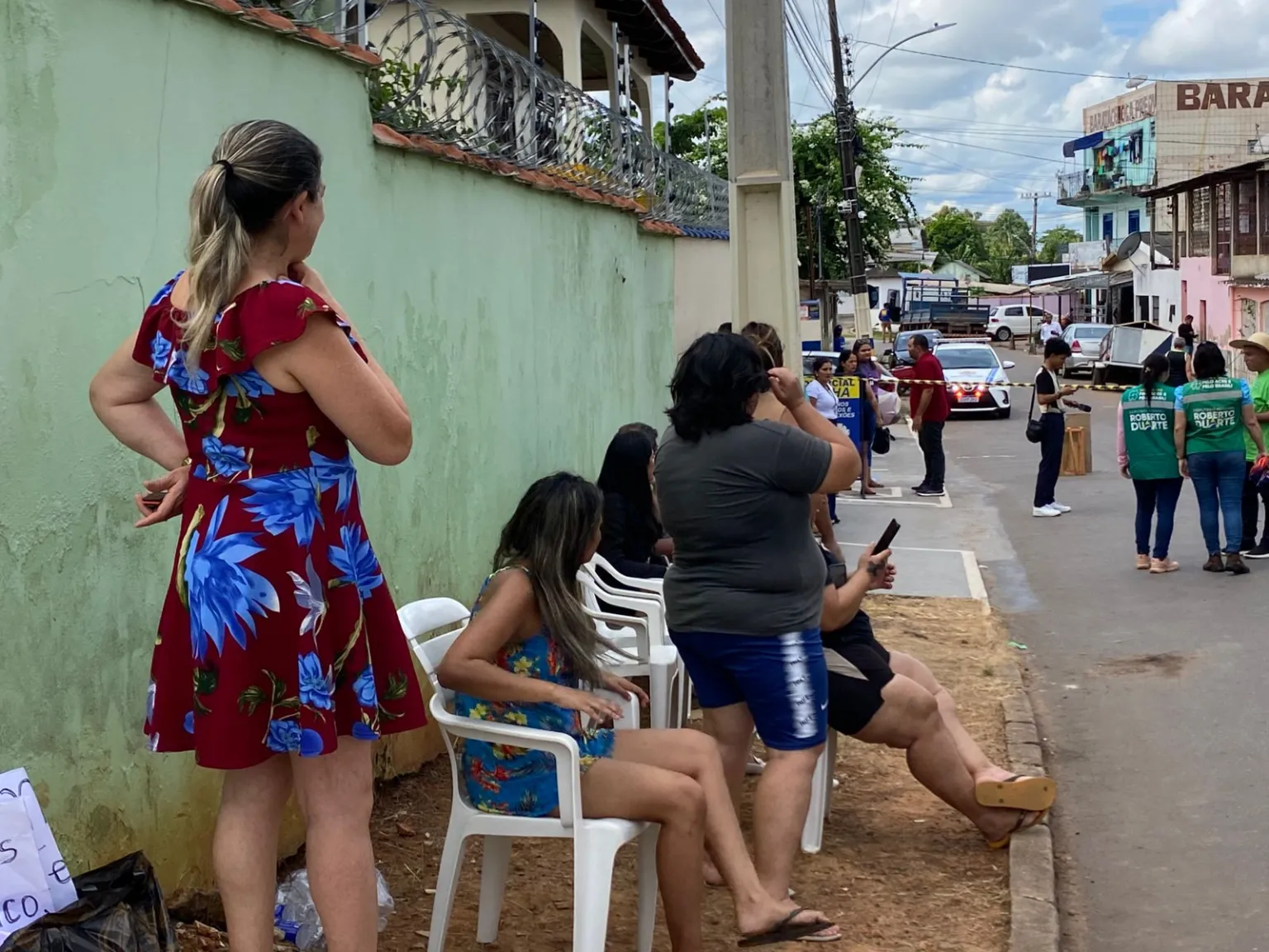 Moradores acampam em frente à nova sede do Centro Pop e protestam contra instalação no bairro Castelo Branco