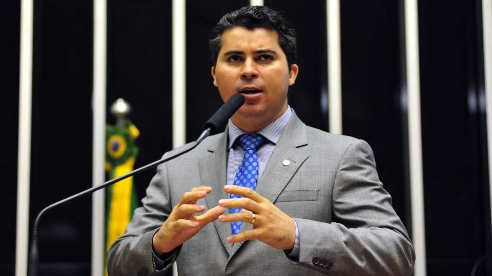 Senador que discutiu com a ministra Marina Silva assinou ‘jabutis’ que elevam a conta de luz e a poluição