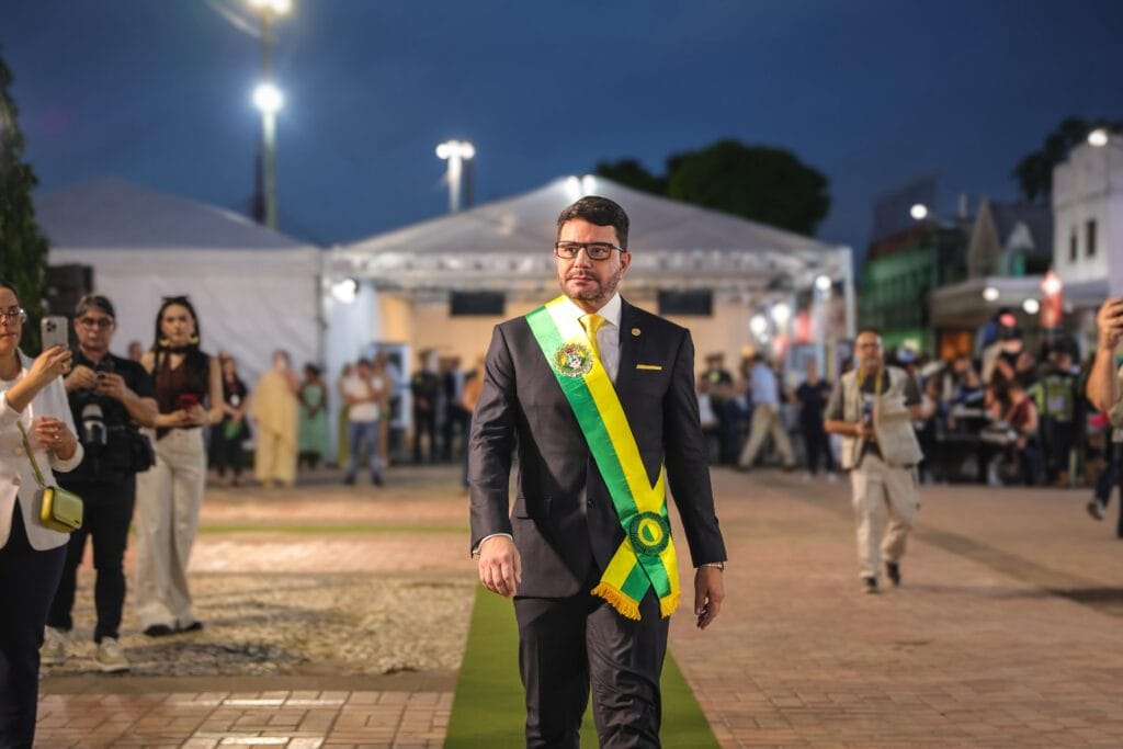 Acre celebra 63 anos com troca de bandeira, entrega de honrarias e balanço do progresso