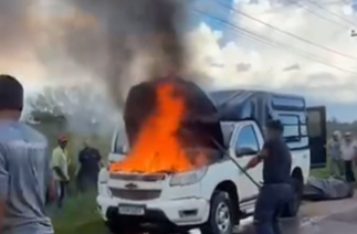 Caminhonete carregada com café pega fogo na AC-40; populares tentam conter as chamas