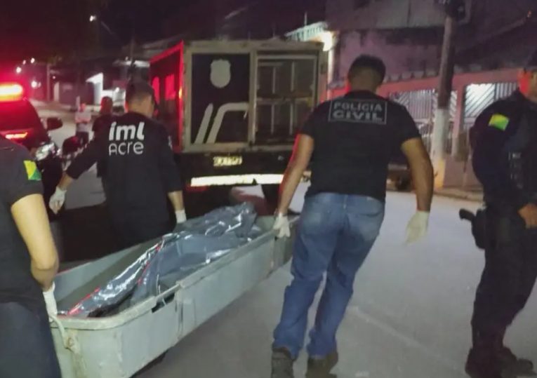 Vídeo mostra momento em que ex-cabo do Exército é baleado e morto em frente a tabacaria em Rio Branco
