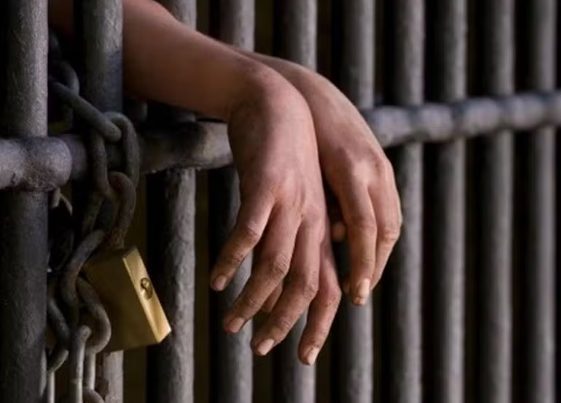Homem mantido preso por mais de dois anos mesmo com ordem de soltura será indenizado em R$ 100 mil