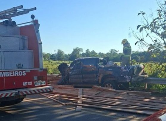 Tragédia na BR-364: três pessoas morrem após carreta carregada com madeira tombar sobre caminhonete
