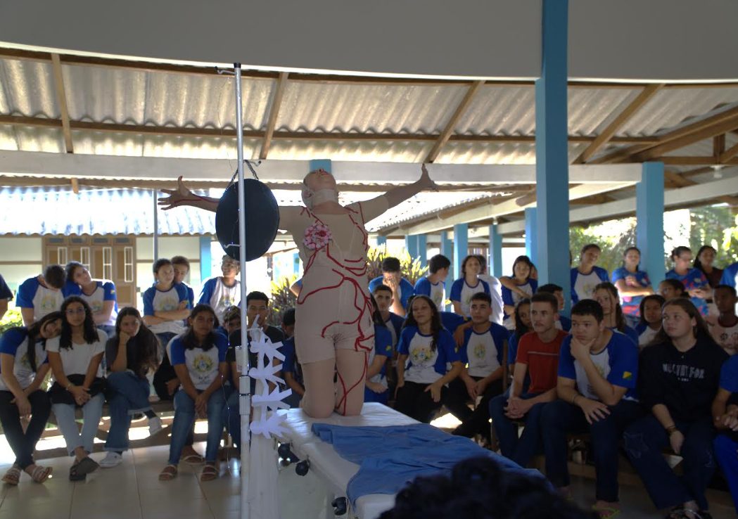 Semana de apresentações do Festival Fetac em Cena encanta público em escolas e praças de Plácido de Castro