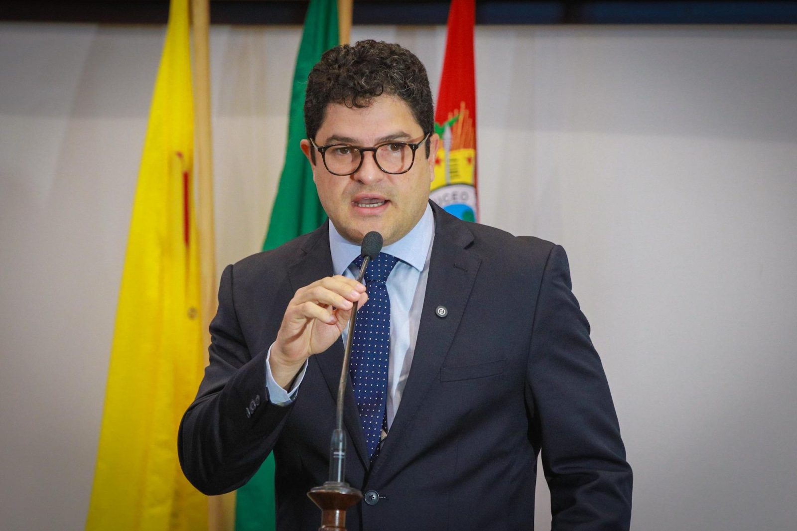 Deputado Eduardo Ribeiro defende projeto que garante transporte para mães carentes após alta da maternidade
