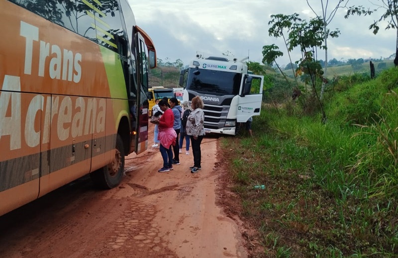 Chuva transforma operação de manutenção em caos na BR-317 e isola Assis Brasil