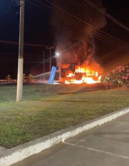 Ônibus que levava quadrilha junina de Porto Acre para se apresentar no Arraial do Quinari pega fogo na AC-40