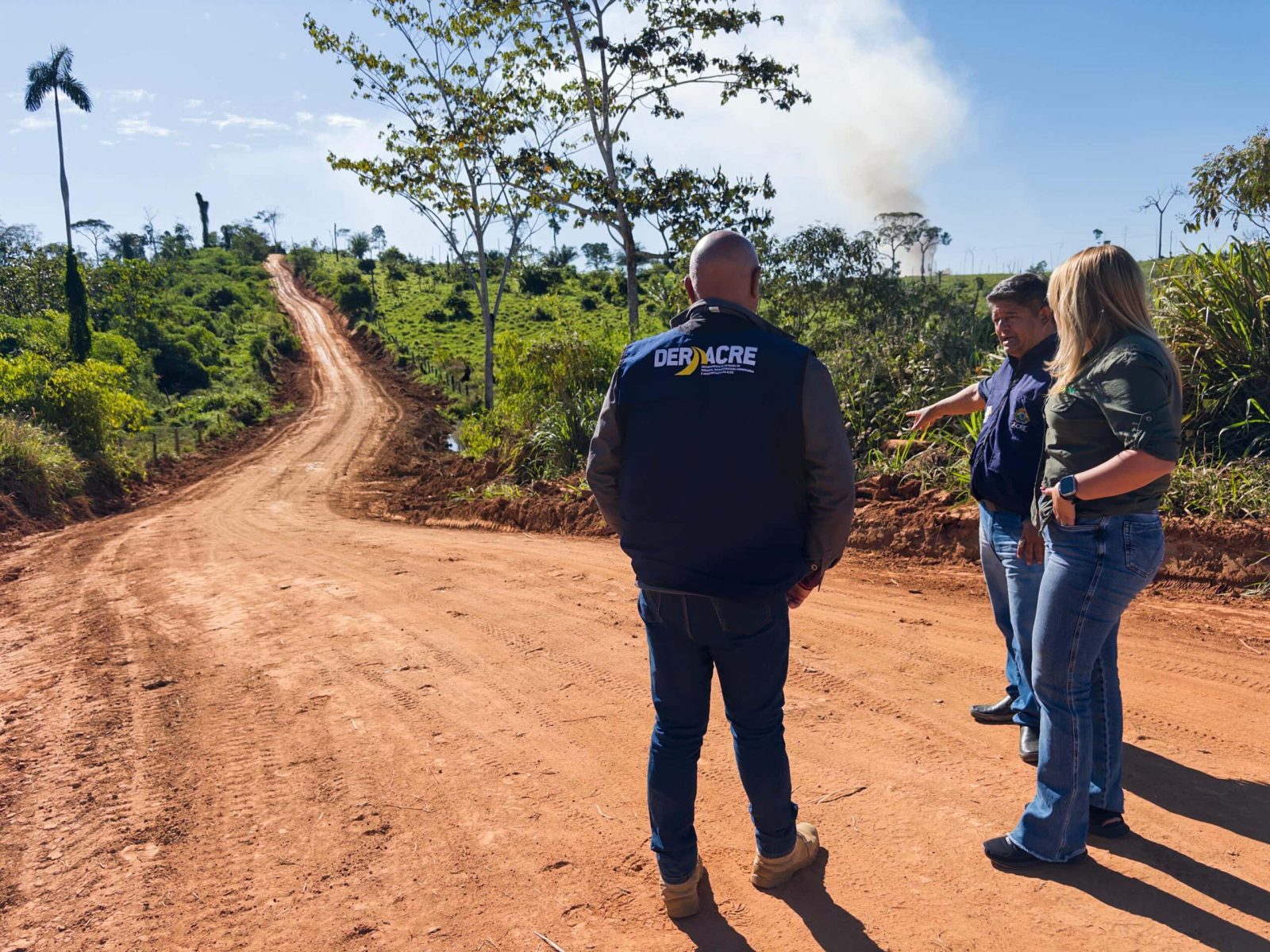 Deracre vistoria serviços da Operação Verão no Ramal do 88 em Assis Brasil