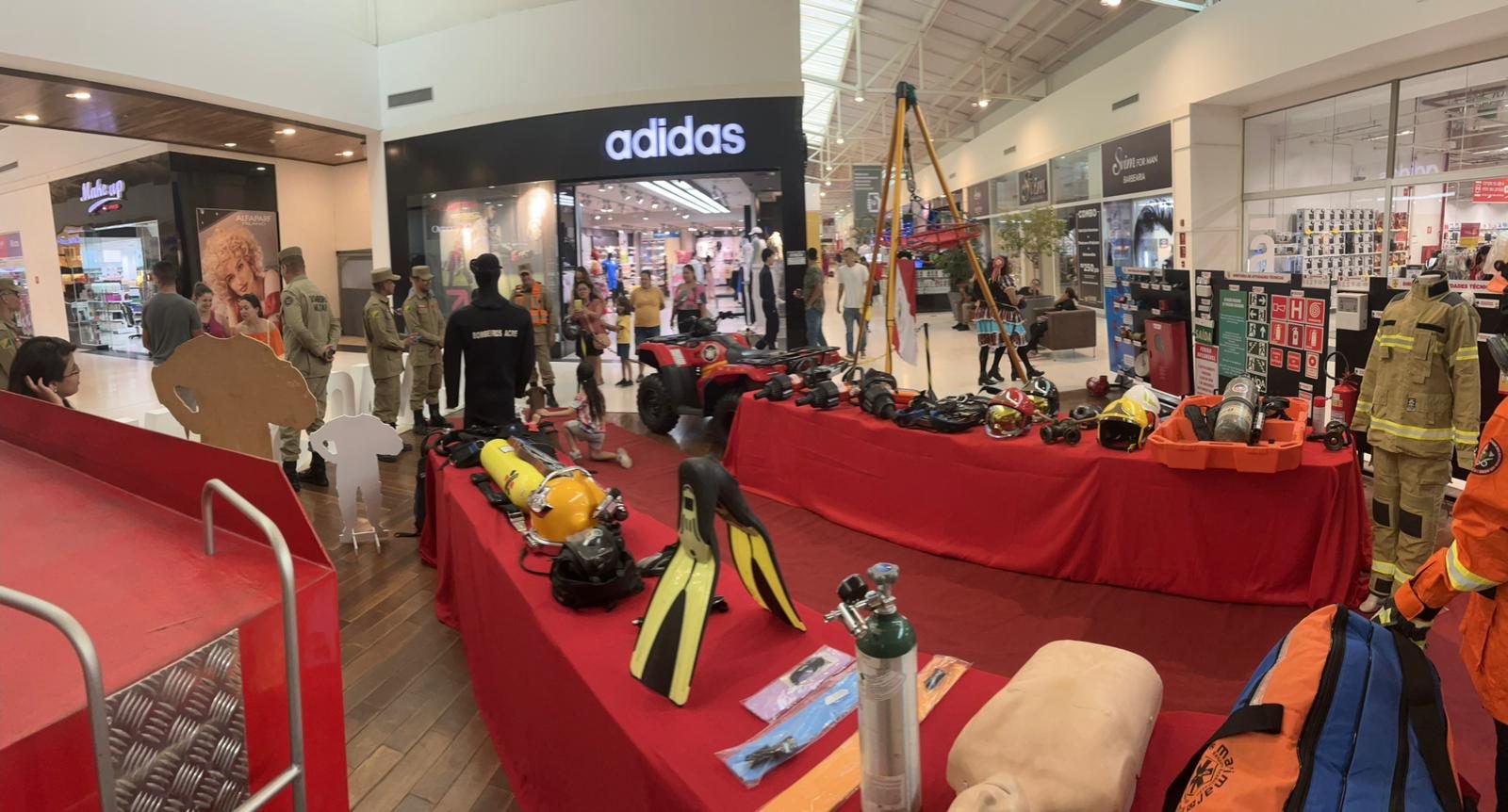 Exposição do Corpo de Bombeiros no Via Verde Shopping movimenta a interação com o público pelos 51 anos da corporação